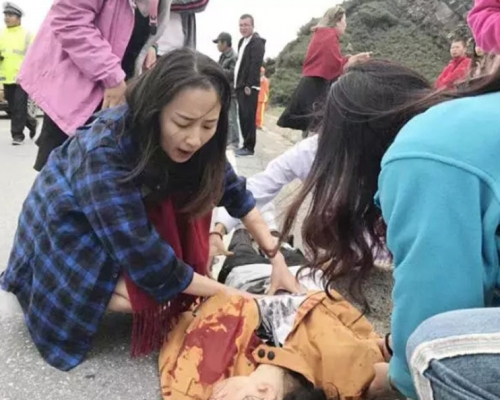蜜月旅行遇車禍，烈火中「最美新娘」救回了四條命。(網圖)