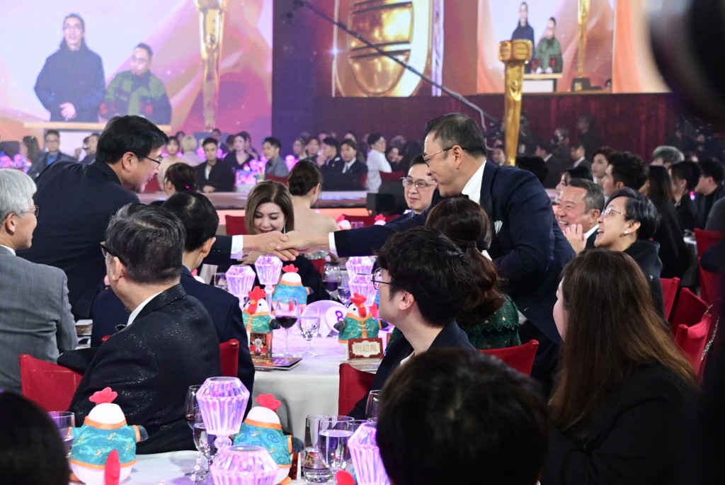 袁志偉昨晚獲頒榮譽大獎，一眾高層都同佢握手祝賀。