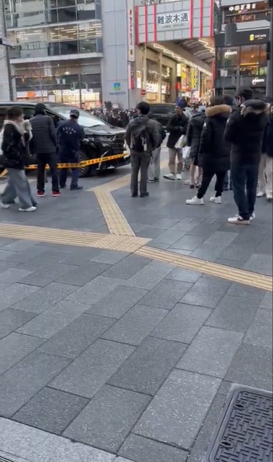 大阪難波本通休旅車橫掃行人路數十米，3人輕傷。 X@yuma_1892