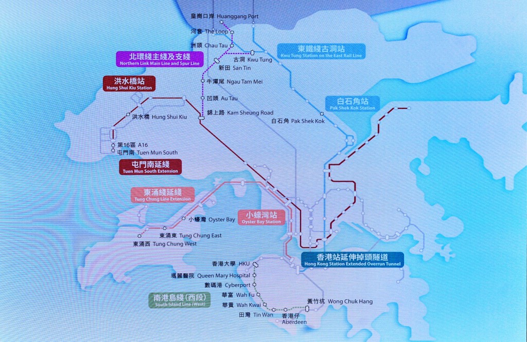 月台組件由內地廠房製成，合併後每邊月台長210米、闊15米，重量達1萬噸。