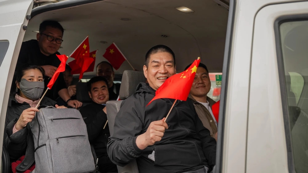 在土库曼萨拉赫斯口岸,从伊朗撤离的中国公民在进入土境内后登上车辆。新华社 在土库曼萨拉赫斯口岸,从伊朗撤离的中国公民在进入土境内后登上车辆。新华社