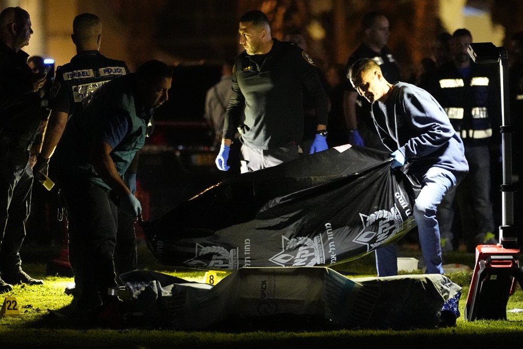 特拉维夫车撞行人酿1死7伤，工作人员移走施袭者的遗体。 美联社