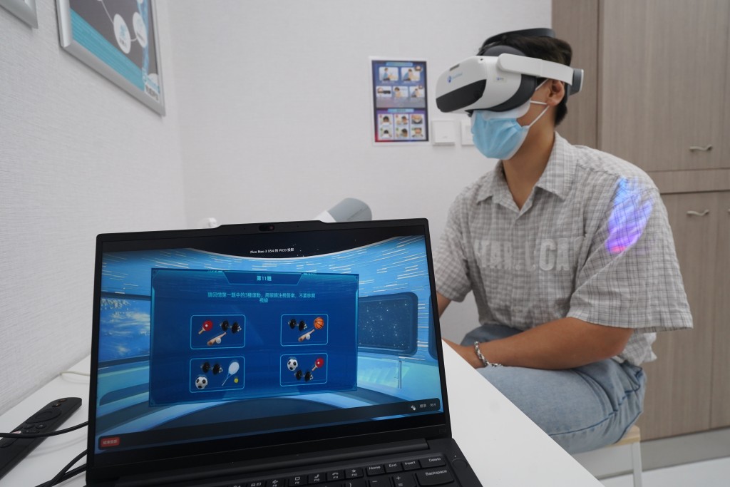 參加者可利用VR眼鏡進行約5分鐘的互動遊戲,並根據系統指示,用視線注視對應答案。 參加者可利用VR眼鏡進行約5分鐘的互動遊戲,並根據系統指示,用視線注視對應答案。