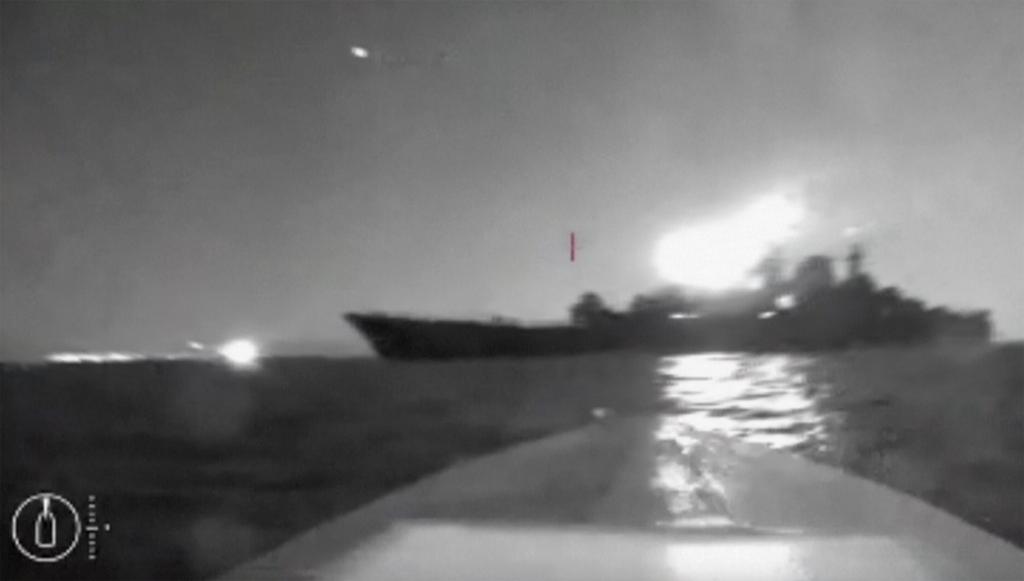 網傳影片顯示烏無人艇（圖下方）駛向俄軍艦。美聯社