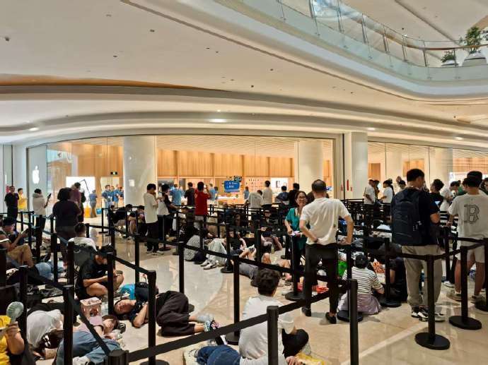 深圳Apple新店開業，逾千人通霄排隊。