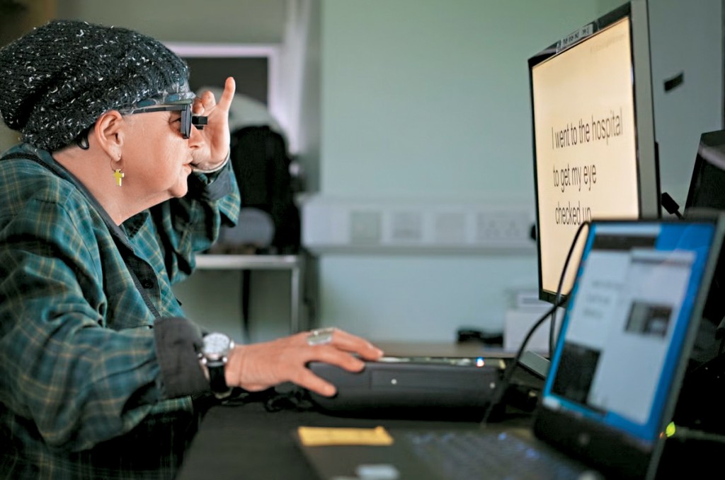 這名英國婦人在植入新型電子眼後接受訓練。