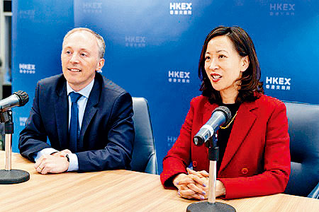 伍潔鏇(右)估計在數月後,會有首家特專科企透過18C章來港上市。