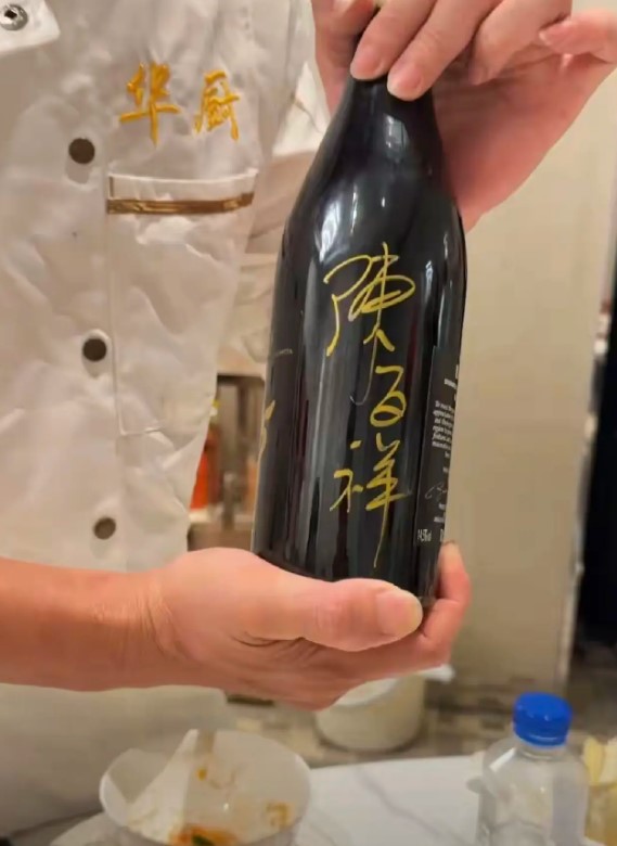 陳百祥送簽名名酒予內地名廚。 陳百祥送簽名名酒予內地名廚。