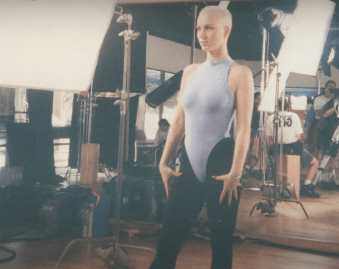 Susan Powter是美國九十年代的瘦身偶像。YT@Obscured Releasin預告片截圖