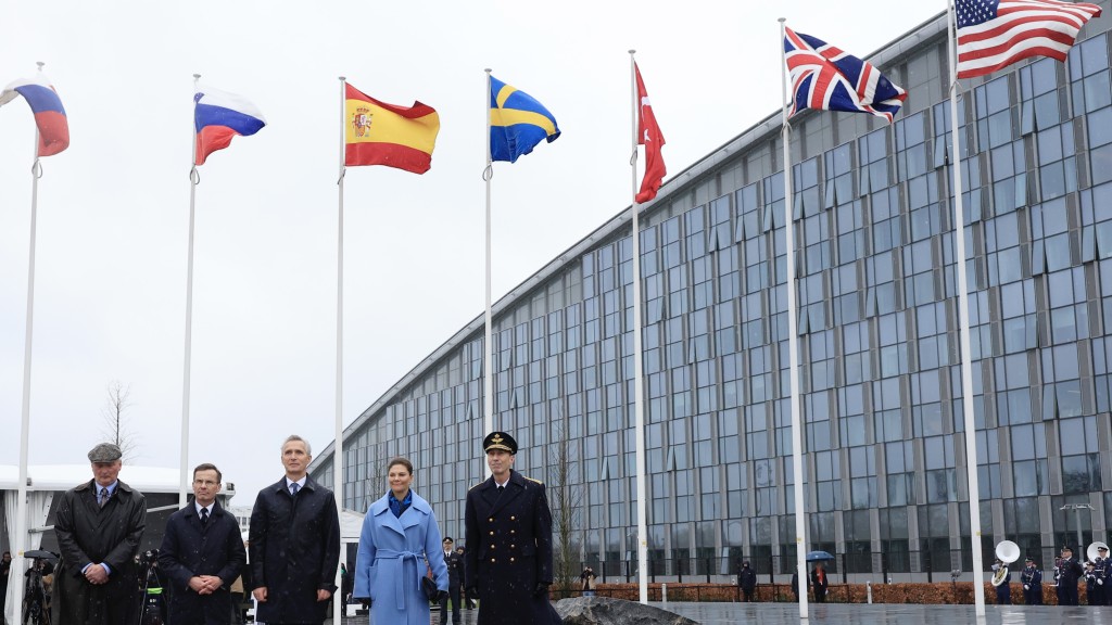 （左2起）瑞典首相克里斯特森、北约秘书长斯托尔滕贝格、瑞典王妃维多利亚在升旗后合影。 美联社