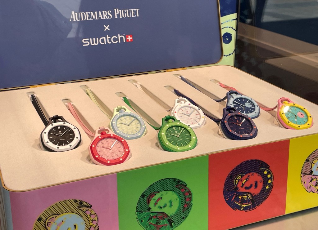 Swatch與AP聯乘陀錶開賣，歐美多地現搶購衝突 。路透社