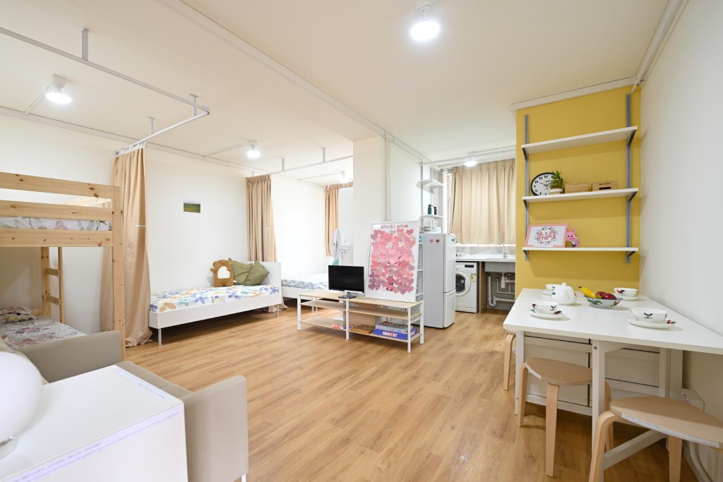 圖示位於牛頭角彩興路的四至五人「簡約公屋」樣板單位內部情況。 圖示位於牛頭角彩興路的四至五人「簡約公屋」樣板單位內部情況。