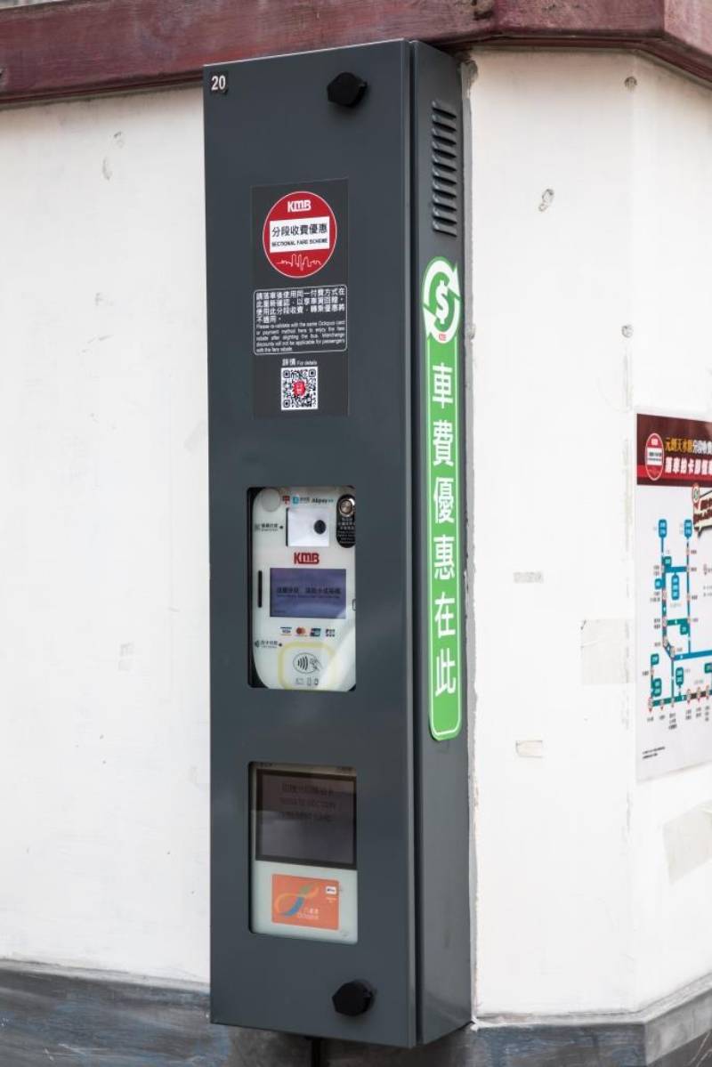 设有拍卡机和感应器的巴士站会贴有绿色标记，以提醒乘客。