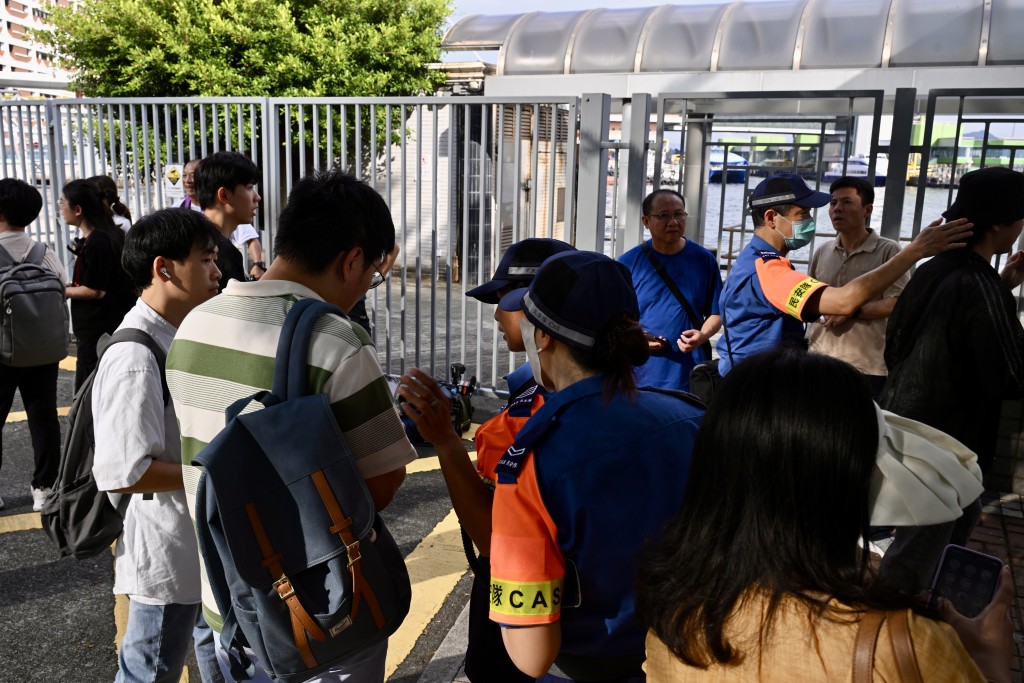 大批市民排隊安檢,等候上艦參觀。劉駿軒攝 大批市民排隊安檢,等候上艦參觀。劉駿軒攝