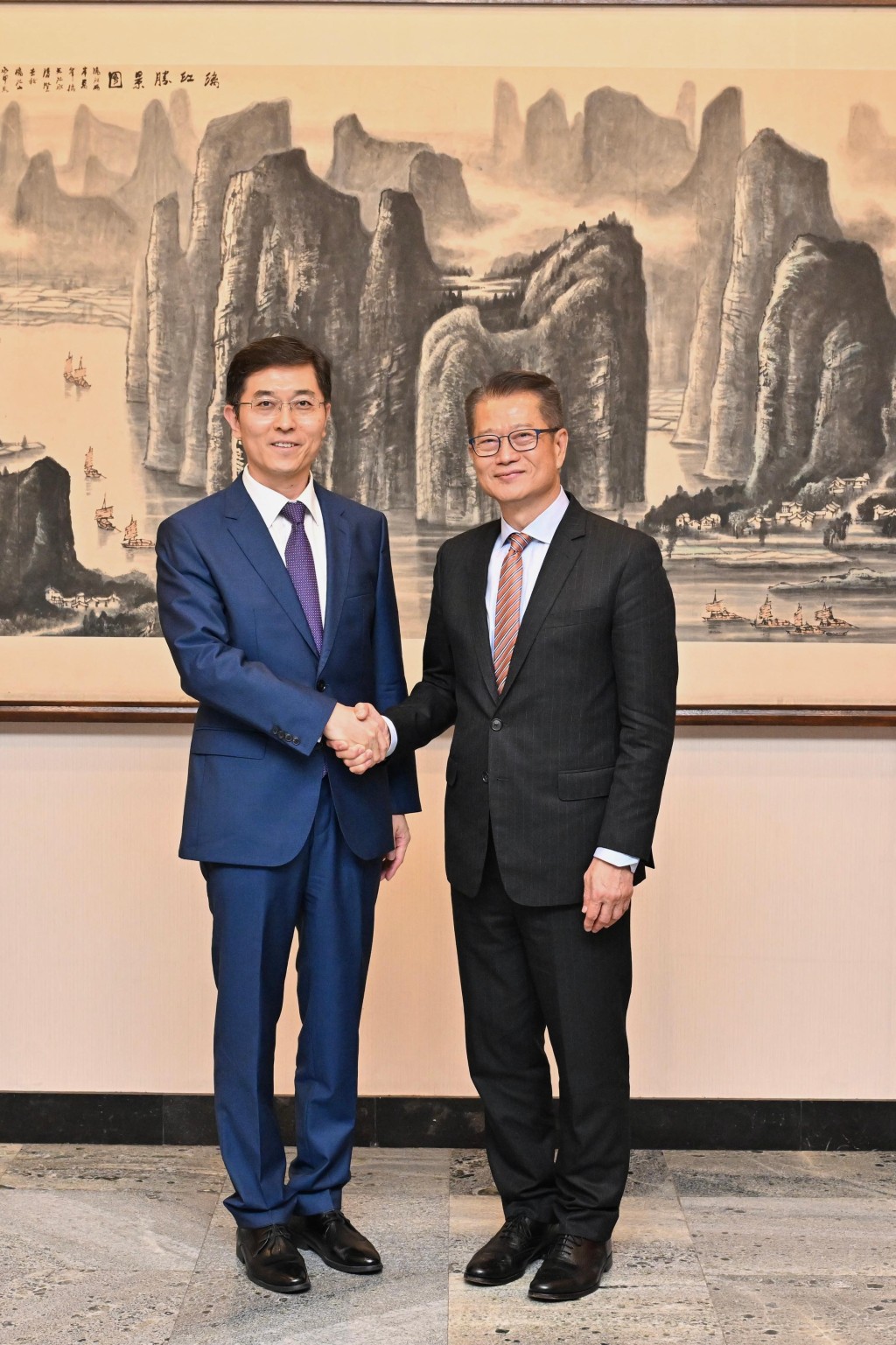 陳茂波（右）與中國駐英國大使館臨時代辦楊曉光公使（左）會面。政府新聞處