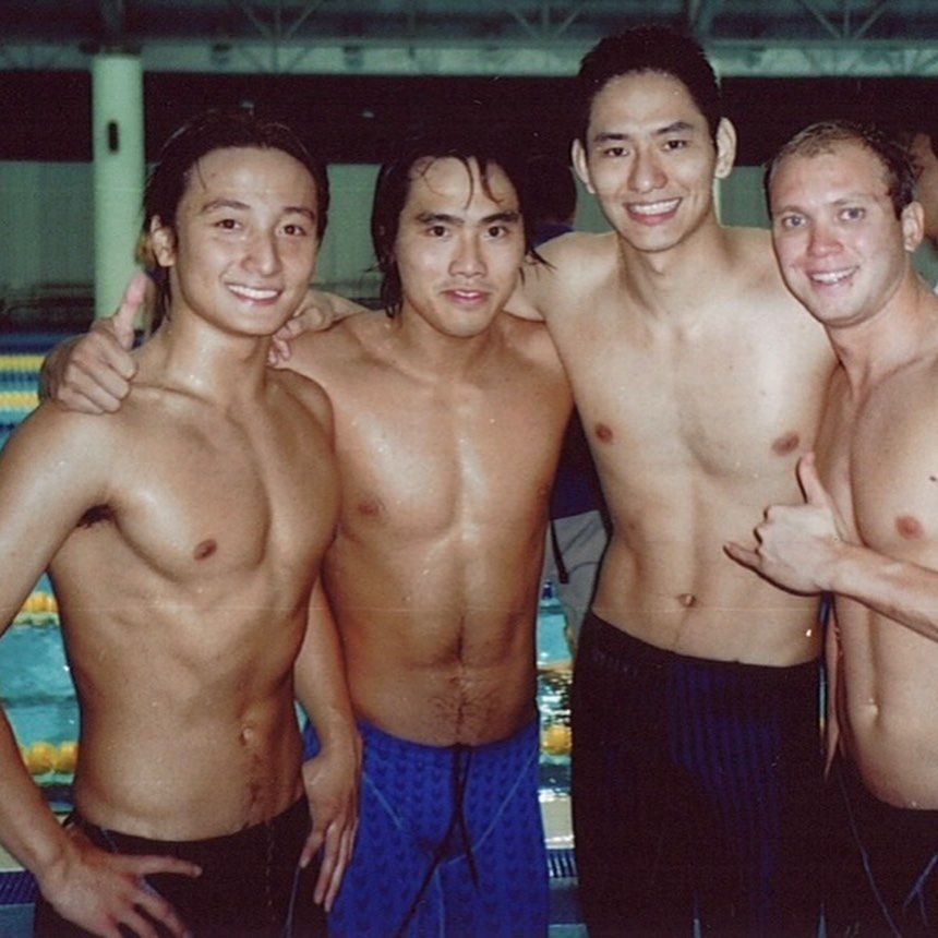 小方曾經係香港游泳代表隊隊員，18年開辦游泳學校。