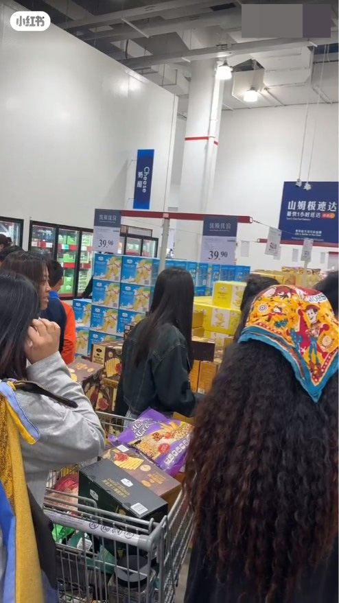 李若彤亦對旁邊出售價值49.8人民幣（約54港元）的黑金芝士薄脆餅乾非常感興趣，最後入手一盒。