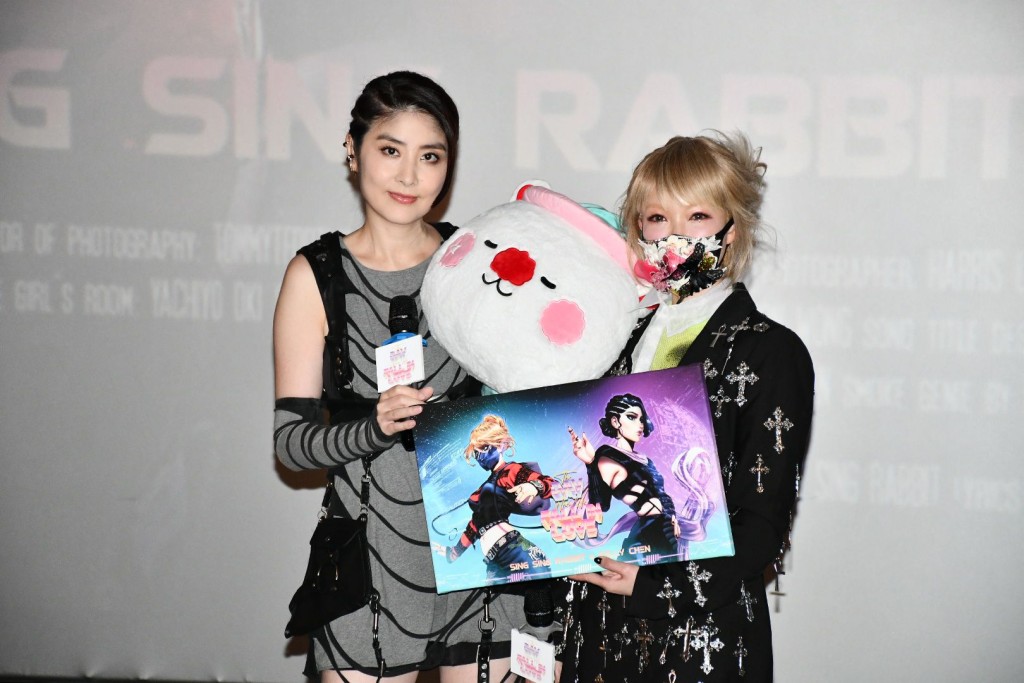陳慧琳(Kelly)和星星兔今日在尖沙咀舉行MV首播宣傳活動。