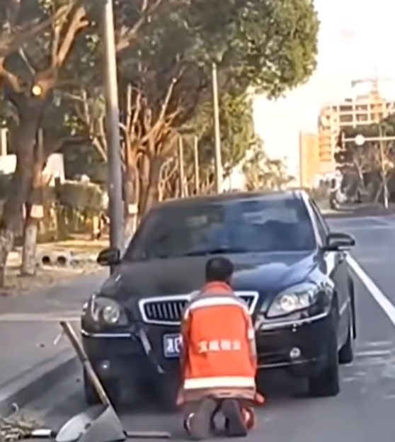 車主要求清潔工在車前下跪道歉，警告「不跪就打死你！」網片截圖
