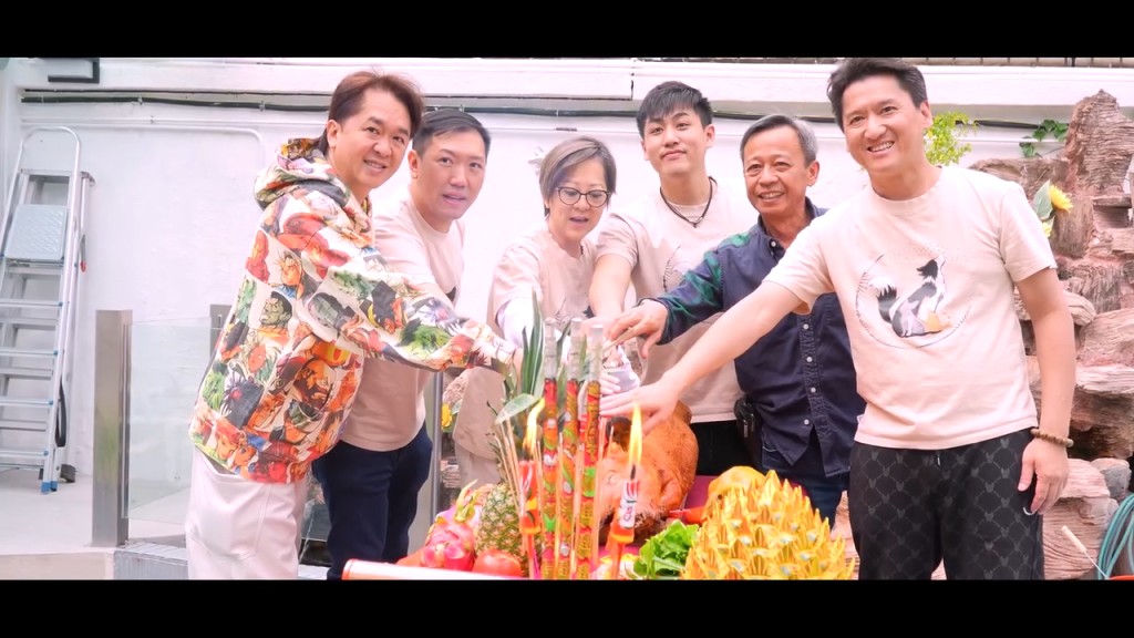 兩兄妹感情好好。 