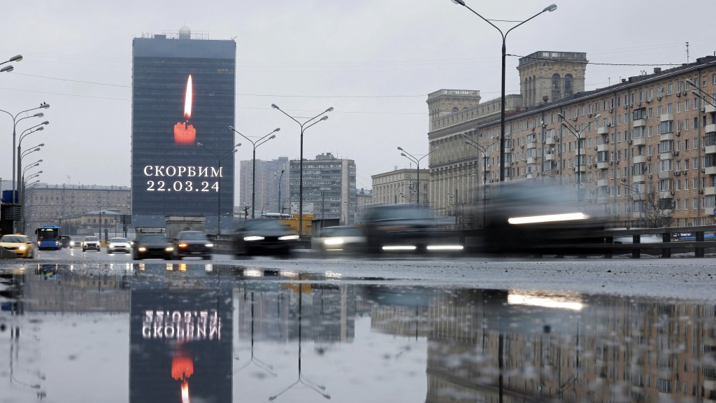 莫斯科一座大廈外牆電子屏幕顯示哀悼。 路透社