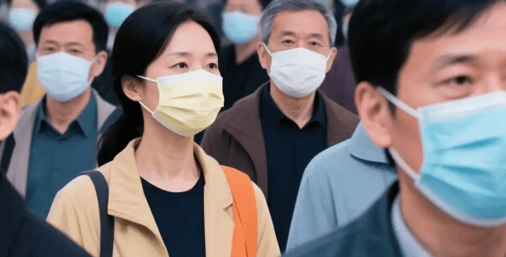 醫生指在人群密集場所或乘坐公共交通工具時建議佩戴口罩。 醫生指在人群密集場所或乘坐公共交通工具時建議佩戴口罩。