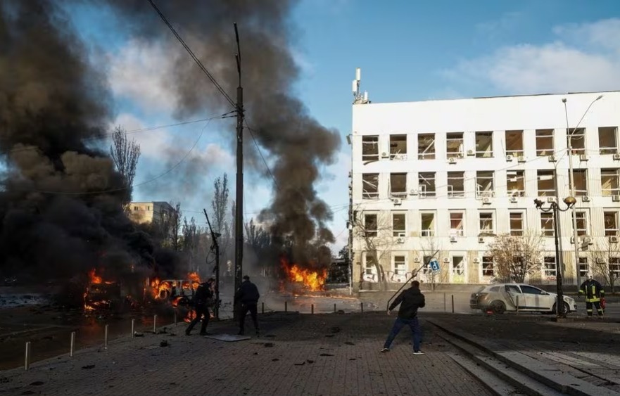 基輔月前遭俄導彈攻擊，有汽車被擊中起火。路透社