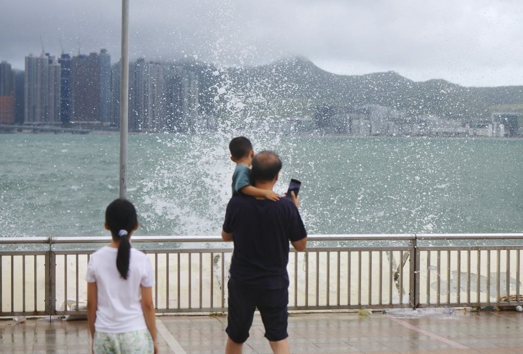 天文台料熱帶氣旋大致移向海南島至北部灣一帶。 天文台料熱帶氣旋大致移向海南島至北部灣一帶。