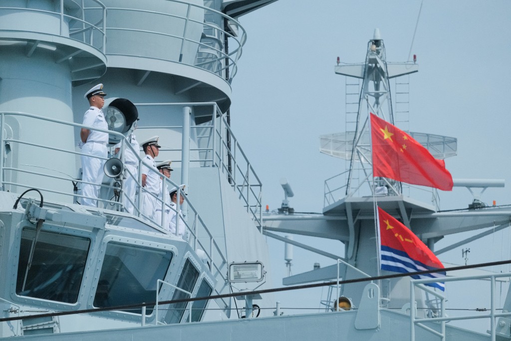 早上8時,戚繼光艦、沂蒙山艦已完成出航前的各項準備工作。解放軍提供 早上8時,戚繼光艦、沂蒙山艦已完成出航前的各項準備工作。解放軍提供