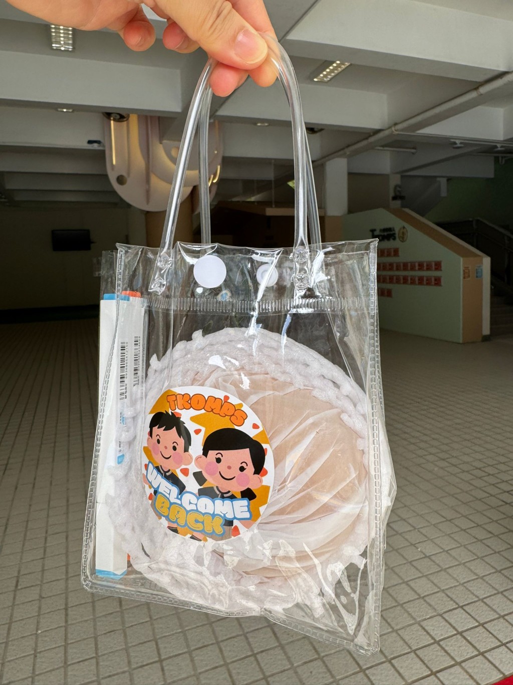 迎新礼包有梨和萤光笔。（图片来源：学校提供）