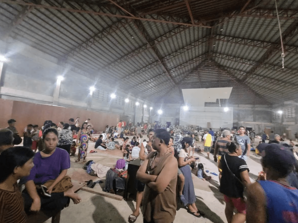 菲律賓南蘇里高市民眾聚集在避難中心。路透社
