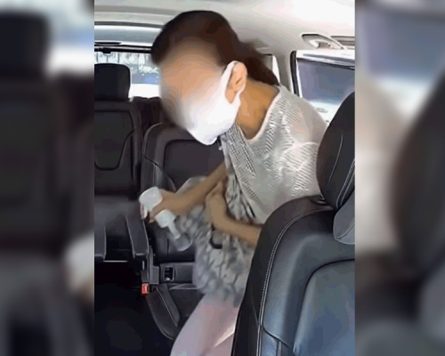 該女乘客上車時,拿出懷疑是消毒劑的液體噴灑汽車座椅,司機見狀立即叫停,並要求她轉乘其他車輛。影片截圖