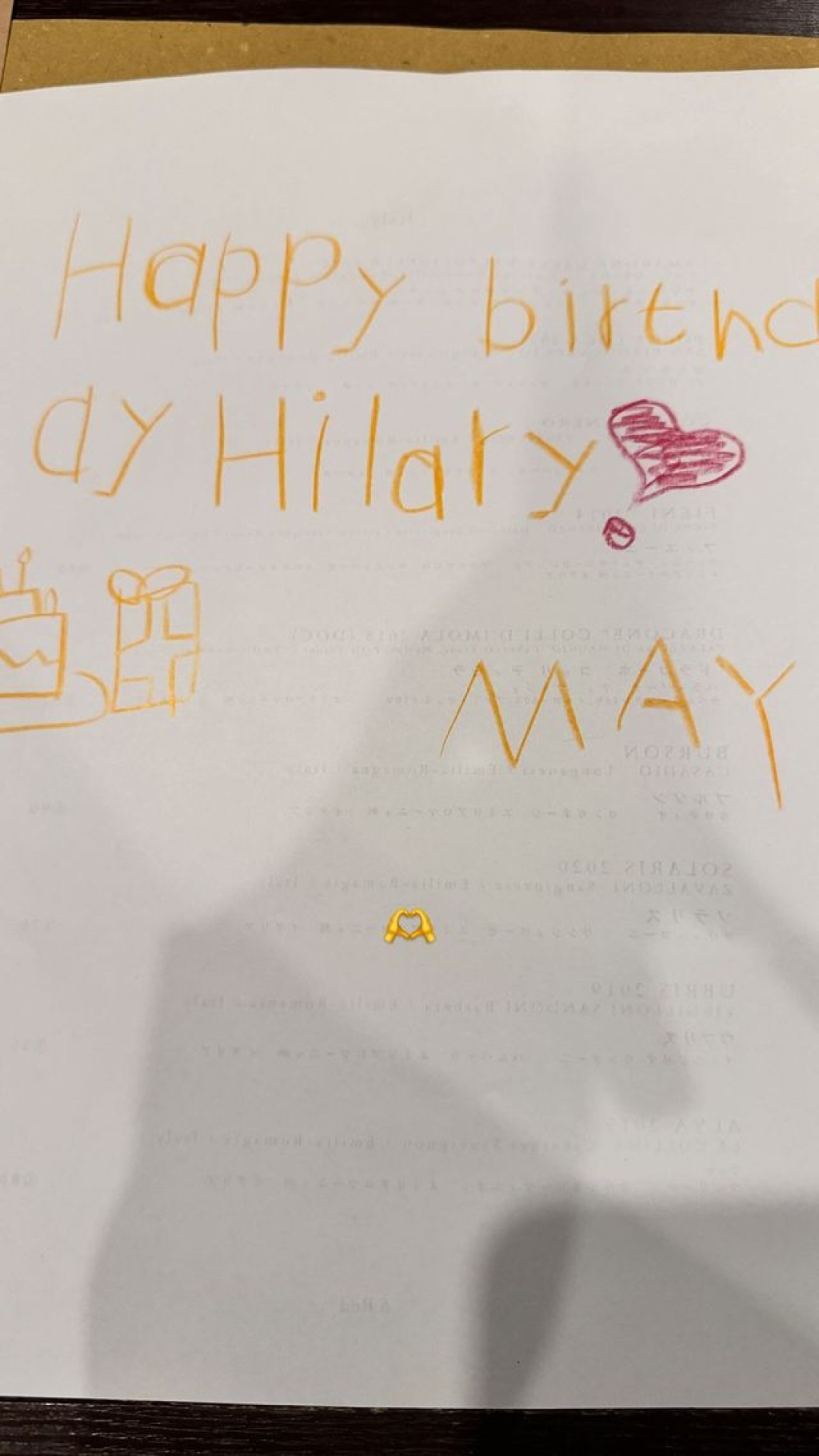 徐濠縈收到小女孩送上的生日畫作。