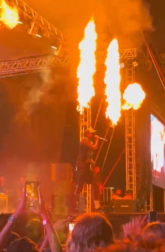 瓊加表演時被舞台上的噴火裝置點燃褲子。影片截圖