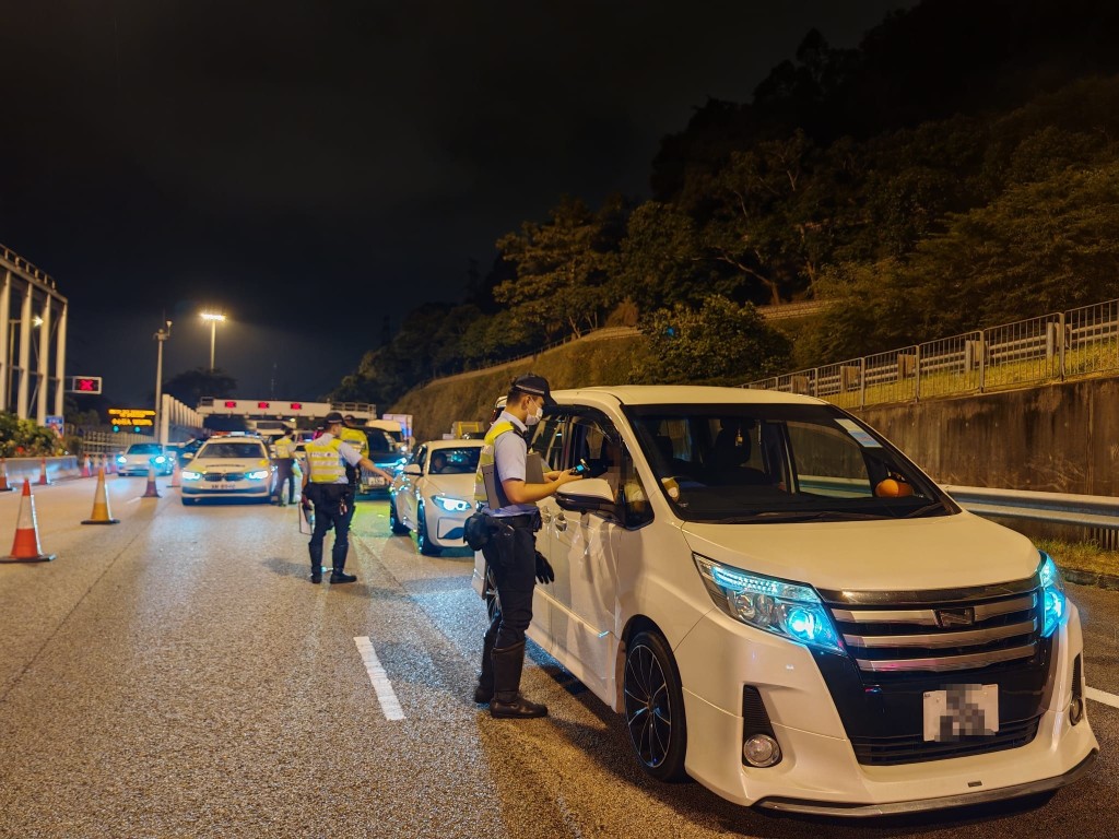 新界南交通部執行及管制組特遣隊人員一連兩日在區內主要幹道設置路障及重點巡查酒吧區，截查可疑車輛，並向駕駛人士進行酒精呼氣測試，打擊相關罪行。警方提供