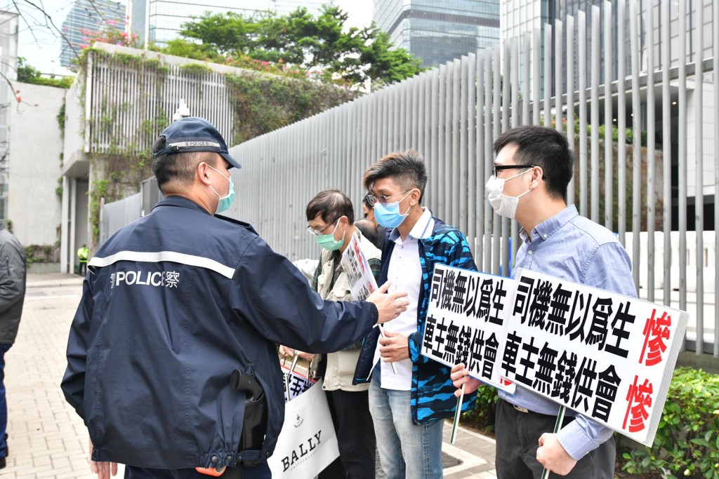 在場警員呼籲請願人士不要多於4人聚集。