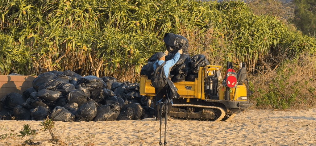 Desmond翌日早上見到漁護署清潔工將幾十袋包好的垃圾，逐包搬上船運走。YouTube頻道《全職路人》提供