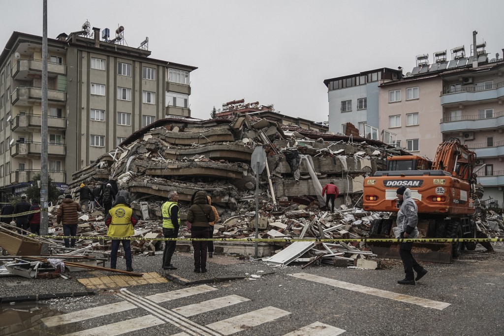 土耳其加济安泰普一座被毁建筑物的废墟中搜寻人员。AP