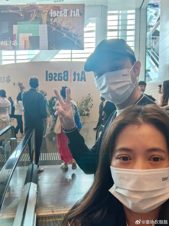 袁咏仪27日于微博贴出跟老公张智霖狂展览自拍。