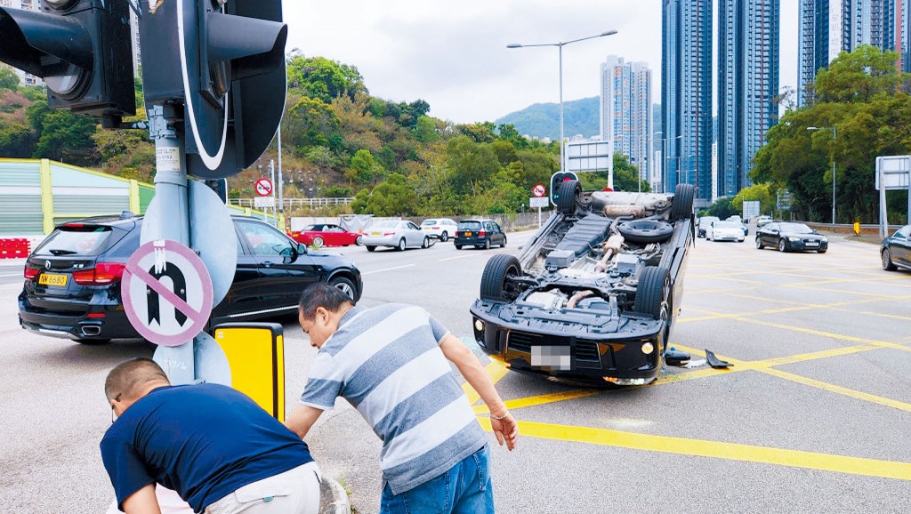翻側至四輪朝天的私家車司機,據了解為前警務處副處長馮兆元。