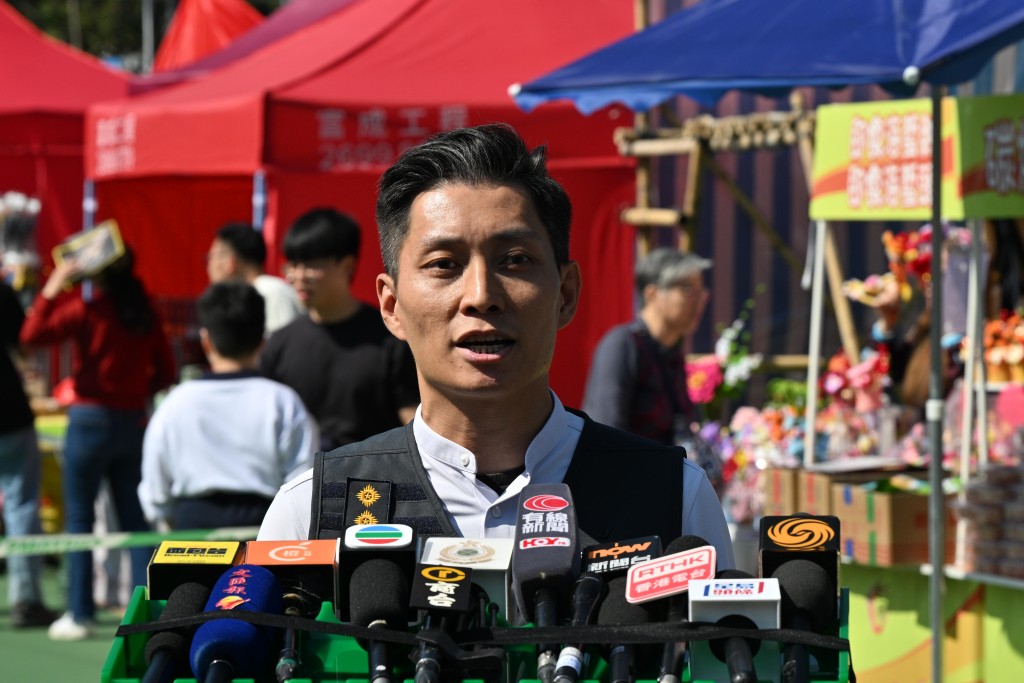 吳家俊表示，早於10月至11月期間，走訪多個競投地點，向成功競投攤檔的檔主派發宣傳單張。