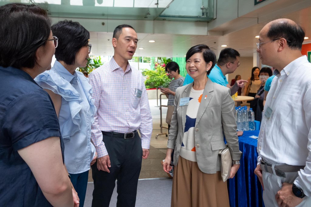 何永賢出席中電向簡約公屋和過渡性房屋居民送贈1000部電磁爐活動。何永賢fb 何永賢出席中電向簡約公屋和過渡性房屋居民送贈1000部電磁爐活動。何永賢fb