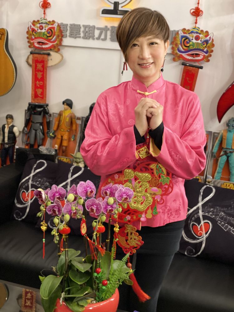 唐韋琪給大家拜年。