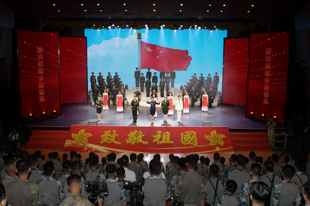 學員們觀看《致敬祖國》主題文藝演出。駐港部隊圖片 學員們觀看《致敬祖國》主題文藝演出。駐港部隊圖片