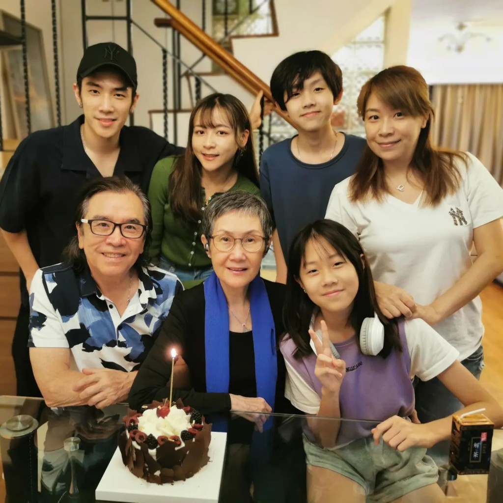 姜大衛去年11月貼出的家庭照中，可見姜卓文已帶女友CC（後左二）返屋企見家長。