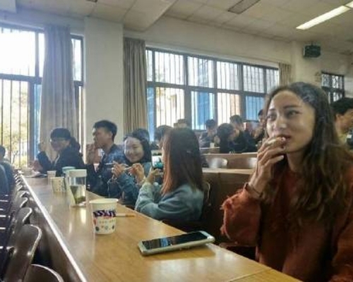 網上流傳學生在課堂上光明正大吞雲吐霧。(網圖)