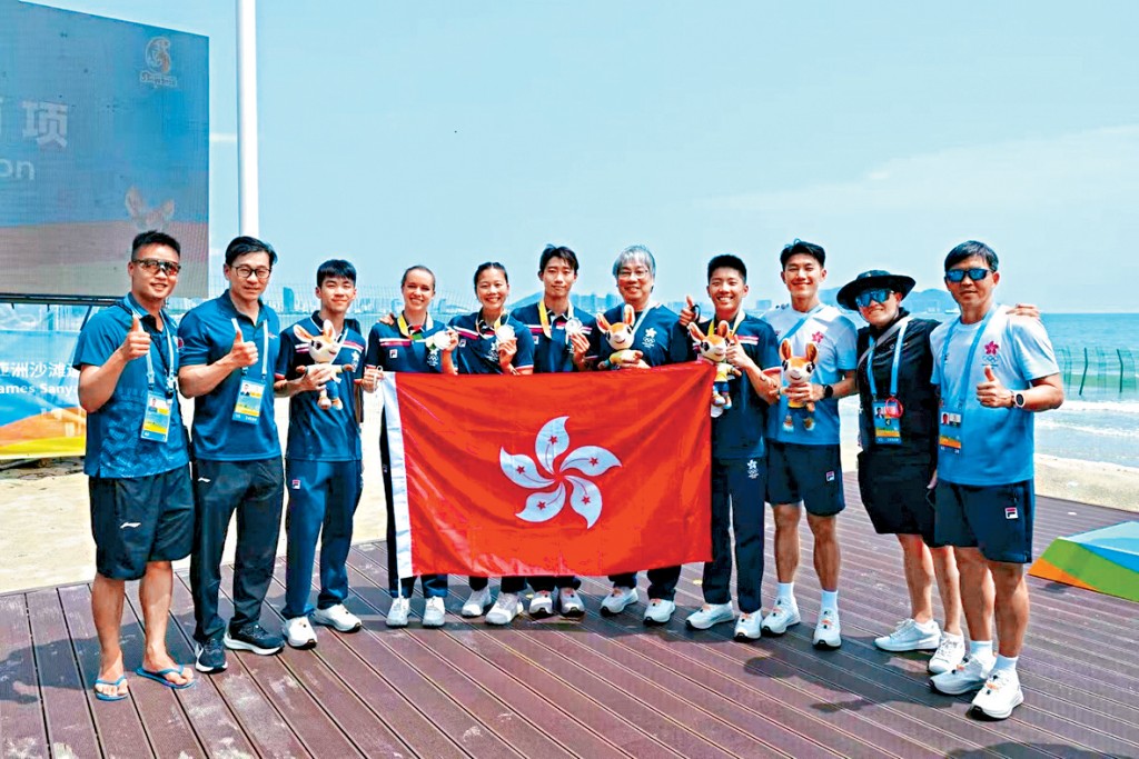 香港三鐵隊奪獎後跟港協及三鐵總會代表合照。