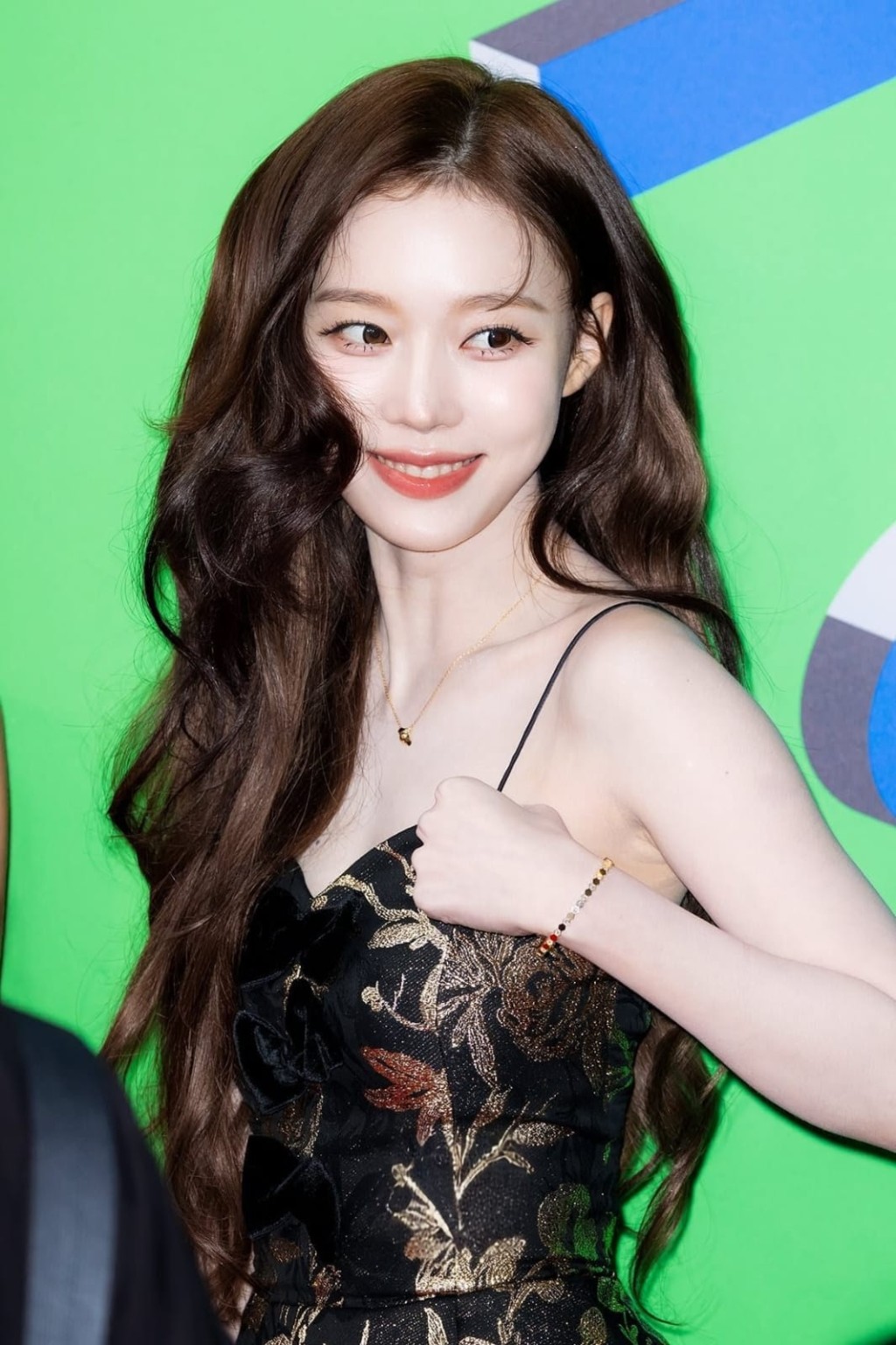 昨天MMA，aespa成員Winter冒寒穿吊帶裙行紅地毯，被發現疑似洗掉右手臂上的「情侶紋身」。