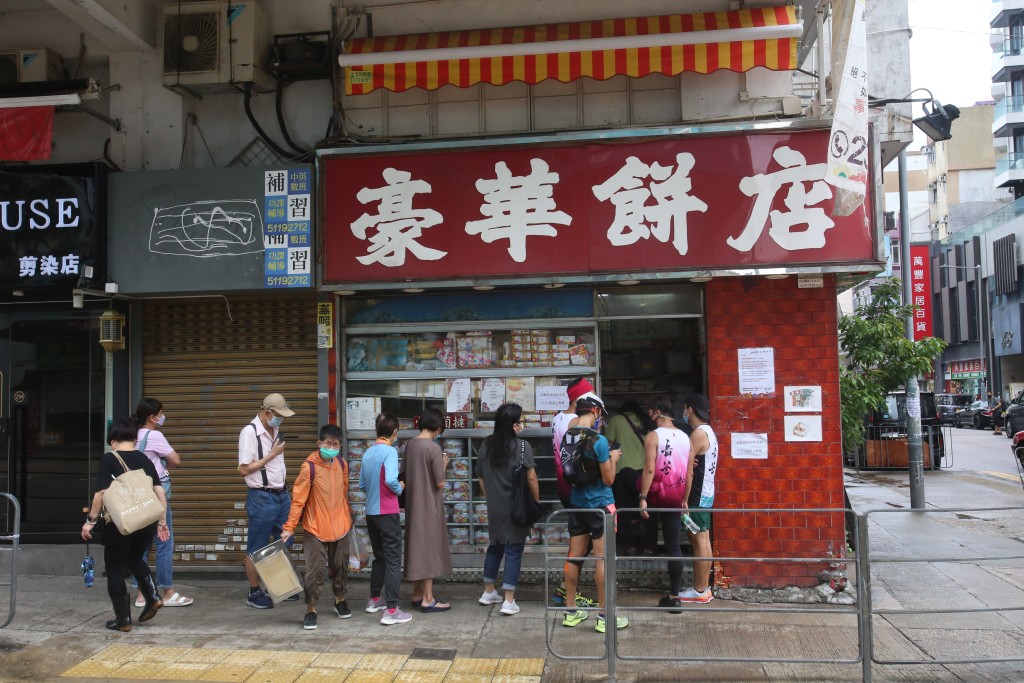 豪華餅店門外大排長龍。