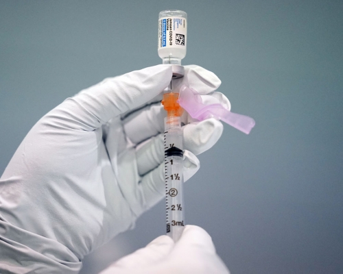 因出現涉及血栓不良反應個案，南非暫停強生新冠疫苗使用，強生延遲在歐洲推出疫苗。AP圖片